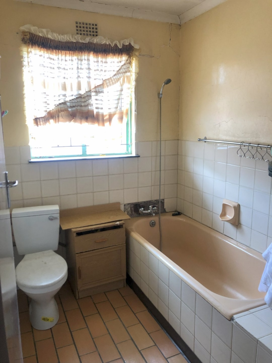 4 Bedroom Property for Sale in Molifi Tau Kloof Free State